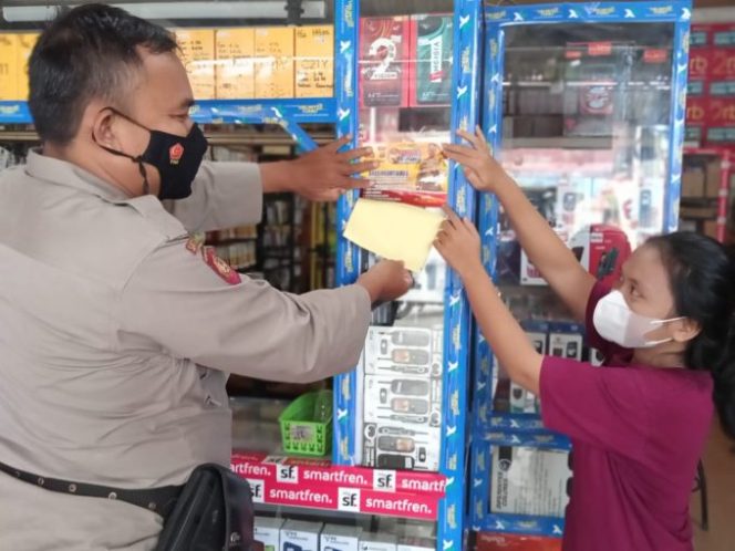 
					Kunjungan Polmas Door to Door, Kanit Binmas Polsek Pulau Raja Pasang Stiker Pengaduan Kamtibmas