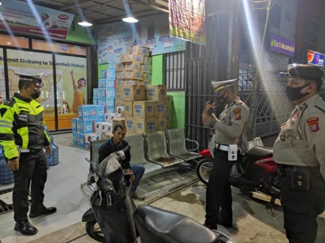 
					Polres Asahan Bagikan Masker dan Beri Teguran Kepada 29 Orang Tidak Patuh Prokes