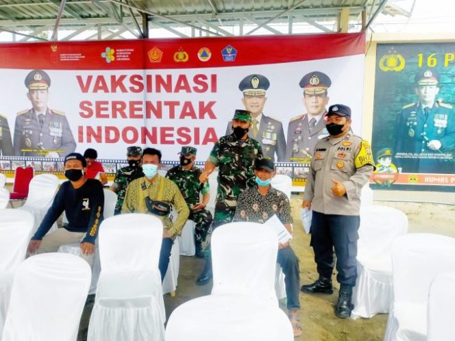 
					Bhabinkamtibmas Polsek Lima Puluh Setia Dampingi Warga nya untuk Vaksin