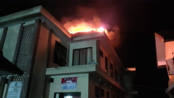 Diduga Konsleting Arus Pendek, Atap di Lantai Dua Kantor Kecamatan Cibatu Terbakar