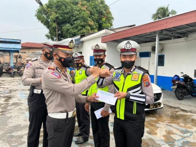 Kasat Lantas Polres Asahan Beri Reward Kepada yang Mensukseskan Program Vaksinasi Covid-19