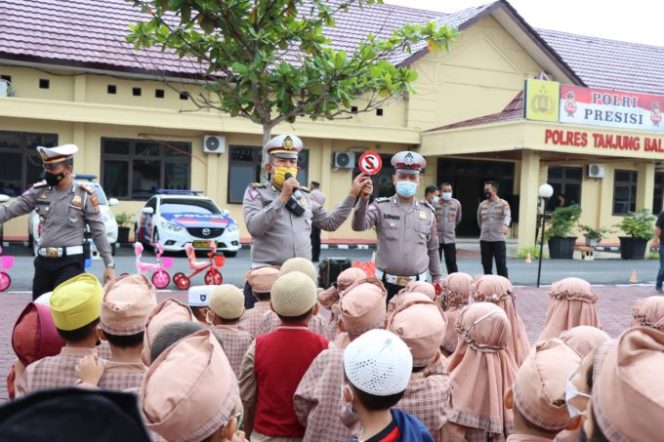 
					Polres Tanjungbalai Terima Kunjungan TK Yayasan Darul Fikri Kota Tanjungbalai Dalam Kegiatan Polisi Sahabat Anak