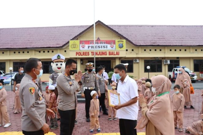 
					Polres Tanjungbalai Berikan Piagam Penghargaan Kepada Ketua Yayasan Darul Fikri Atas Dukungan Percepatan Pencapaian Vaksinasi Anak Usia 6-11 Tahun