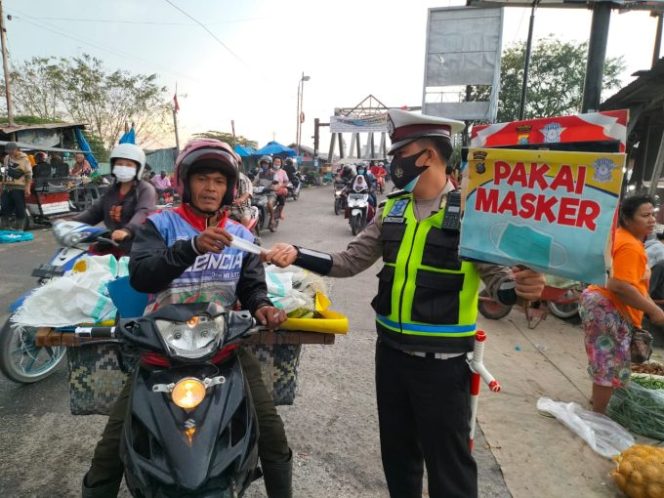 
					Satlantas Polres Tanjungbalai Berikan Masker Secara Gratis Kepada Warga