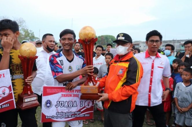 
					Plt Wali Kota Tanjungbalai Ucapkan Selamat Kepada PS Fajar Asahan Usai Kalahkan Tim U-23 Putra Tanjung