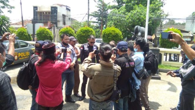 
					Aksi Solidaritas Berlanjut Antusias, Puluhan Wartawan Kawal Terkait Dugaan Pengeroyokan di Polsek Gunung Putri