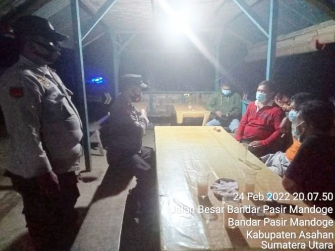 
					Warga di BP Mandoge 4 Orang tidak Patuhi Prokes, Personel Polsek Langsung Berikan Teguran
