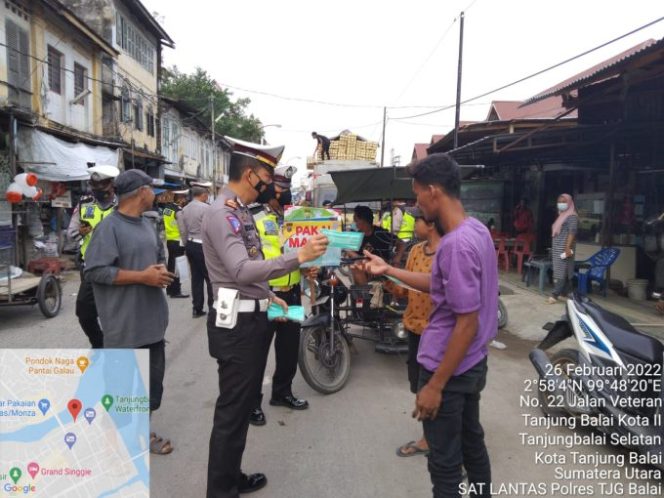 
					Kasat Lantas AKP HW Siahaan bersama Personil bagikan 100 Pcs Masker
