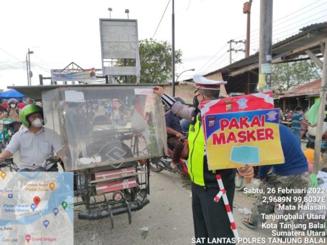 Sat Lantas Polres Tanjungbalai Ajak Warga Pakai Masker dengan cara Menempel Stiker “Ayo Pake Masker”