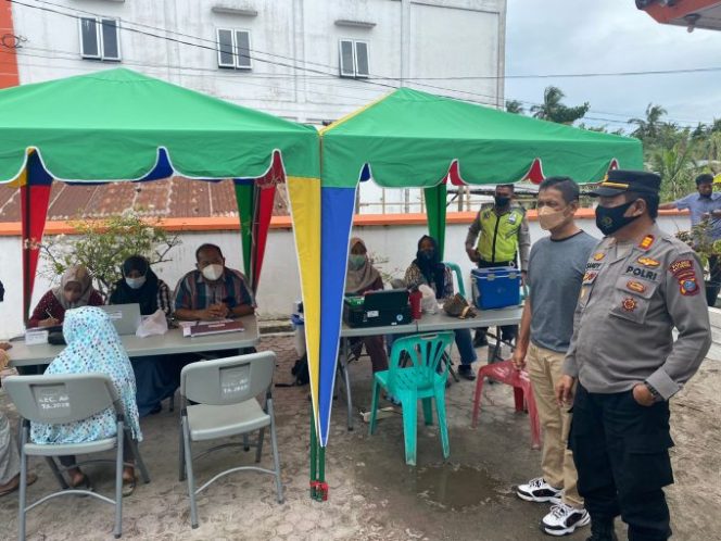 
					Polsek Indrapura Kawal Pembagian Bantuan Dana Program Sembako/BPNT