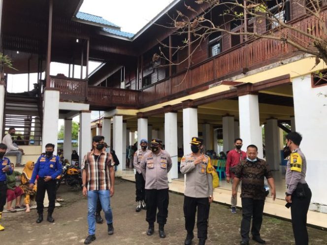 
					Kapolres Batu Bara Cek Pembagian BPNT dan Vaksinasi di Medang Deras