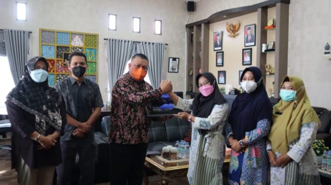 
					Gara-gara “Kampong KAKEK, Suci Dapat Laptop