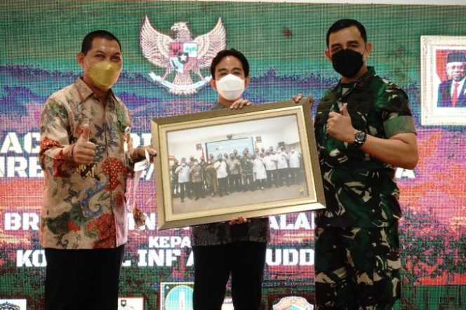 
					Pisah Sambut Danrem 074/Warastratama Di Awali Dengan Pertandingan Eksebisi Sepak Bola Gembira Forkopimda Solo Raya
