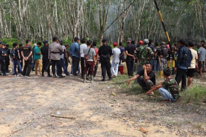 
					Massa Kelompok 5 Keturunan Bandar Dewa Ontrog Posko PT. Huma Indah Mekar