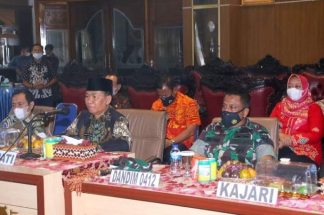 
					Ikuti Zoom Meeting, Bupati Lampura Sampaikan Capaian Vaksinasi Diwilayahnya