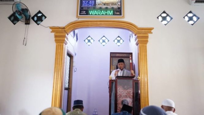 
					Plt Wali Kota Waris ThalibSholat Jumat Berjamaah dan Khatib di Masjid Nurul Huda Pasar Traktor