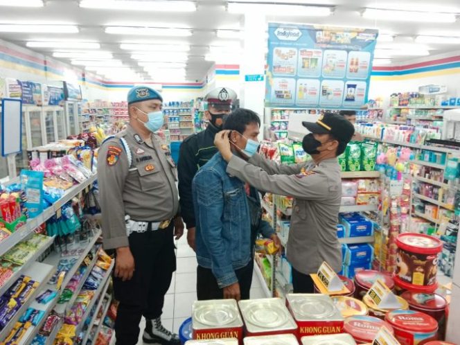 
					Ops Yustisi Malam Bagikan Masker, Polres Batu Bara Sasar Tempat Perbelanjaan