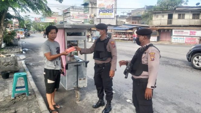
					Edukasi Prokes Pakai Masker, Sat Samapta Tanjungbalai Bagikan Masker Ke Masyarakat