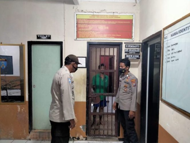 
					Tingkatkan Keamanan, KSPK Polsek Labuhan Ruku Cek Sel Tahanan