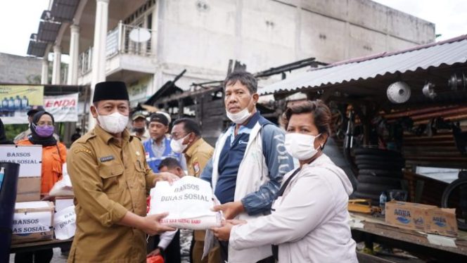 
					Plt Wali Kota Tanjungbalai Serahkan Bantuan Warga Korban Kebakaran Bangun Sinaga di Jalan Sudirman, Kelurahan Gading