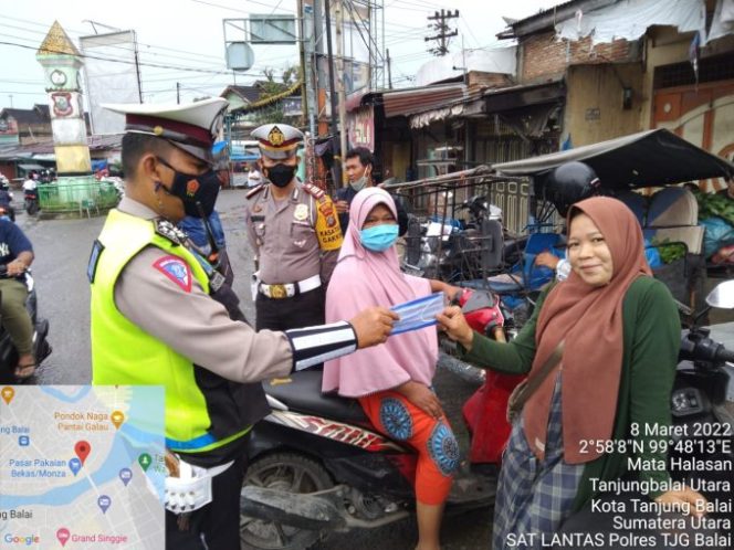 
					Ops Keselamatan Toba-2022, Sat Lantas Polres Tanjungbalai bagi-bagi Masker dan Sosialisasikan Prokes