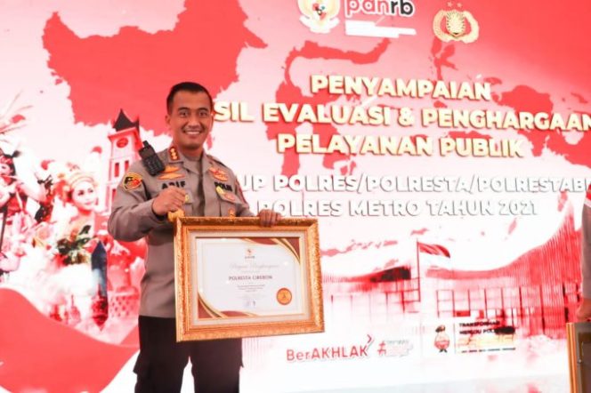 
					Polresta Cirebon Terima Penghargaan Pelayanan Prima dari Kementerian PANRB