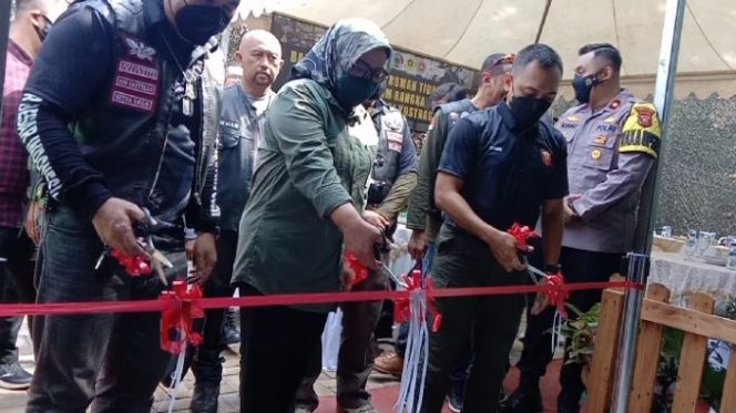 
					Danyon Armed 10/Bradjamusti Bersama Bupati Bogor Resmikan Dan Serahkan Kunci Rumah Program Bedah Rutilahu