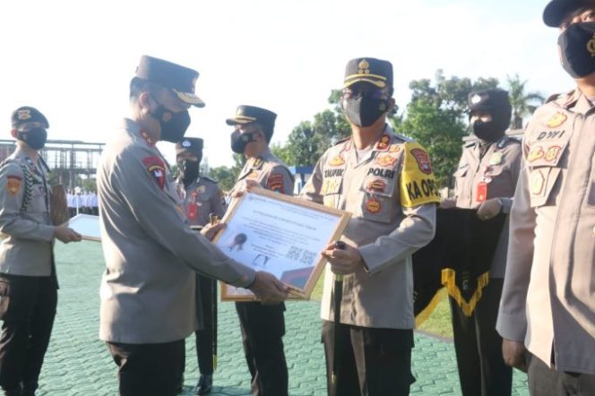 
					Kapolda Kep Babel Irjen Pol Drs Yan Sultra Berikan Piagam Penghargaaan Kepada Kapolres Beltim AKBP Taufik Noor Isya, SIK