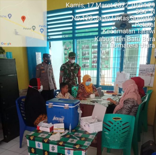 
					Bhabinkamtibmas Polsek Labuhan Ruku Bersama Babinsa Monitoring Vaksin Anak