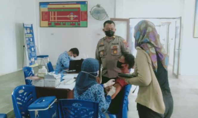 
					Kabag Ren Polres Batu Bara Monitoring Vaksinasi Dosis 1,2 dan 3 Booster