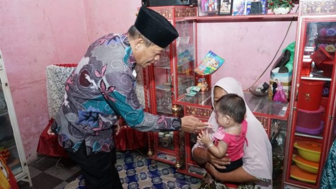 
					Plt Wali Kota Waris Thalib Bersama Dinkes dan TP-PKK Bagikan Makanan Tambahan dan Susu Ke Rumah Warga