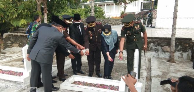 
					Dalam Rangka HUT ke-25 Kab. Tanggamus, Bupati Bersama Forkopimda Ziarah Ke Makam Pahlawan Bahagia