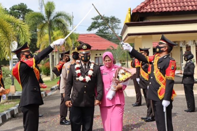 
					Upacara Pedang Pora Melepas Purna Bakti AKP Mahmud di Polres Beltim