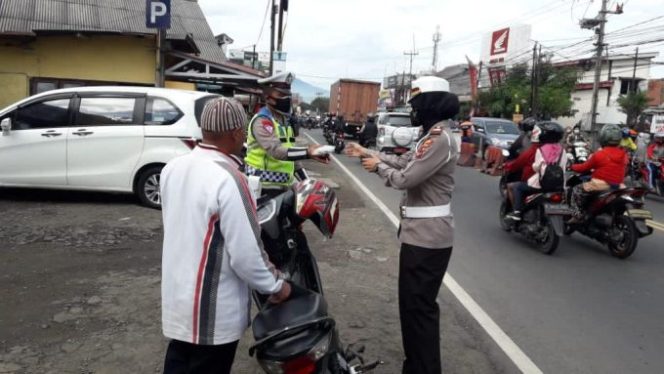 
					Penegakan Disiplin Prokes, Polsek Sukaraja Gelar Patroli PPKM