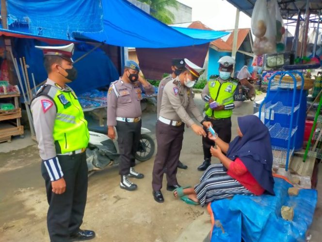 
					Satlantas Polres Batu Bara Bagikan Masker dan Ajak Warga Taat Prokes