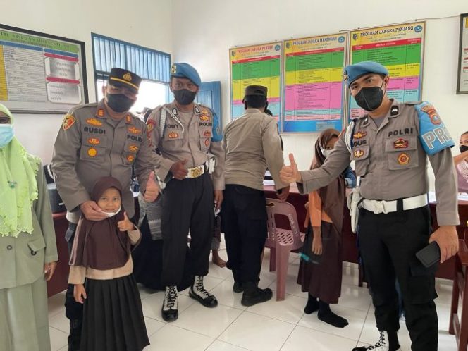 
					Hilangkan Rasa Takut Bagi Anak Yang di Vaksin, Kapolsek Lima Puluh Beri Semangat
