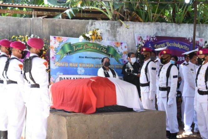 
					Upacara Pemakaman Prajurit Marinir TNI AL Yang Gugur Di Papua