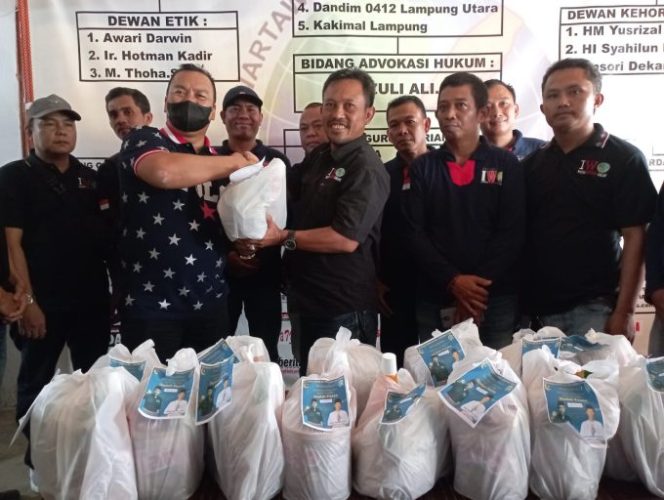 
					Sambut Bulan Suci Ramadhan 1443, Bupati Lampura Berikan Bingkisan Tali Asih Sembako Kepada Jajaran PD IWO