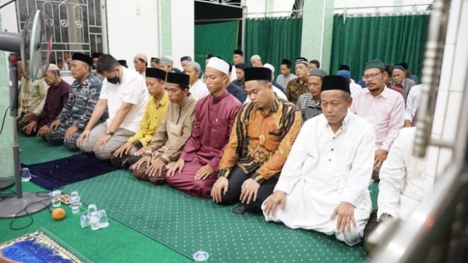 
					Plt Wali Kota Waris Tholib Bersama Dandim dan OPD Safari Ramadhan di Musholla Saksi Kelurahan Bunga Tanjung