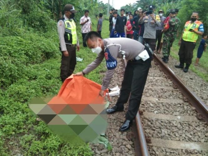 
					Unit Laka Lantas Evakuasi Korban Ketabrak Kereta Api
