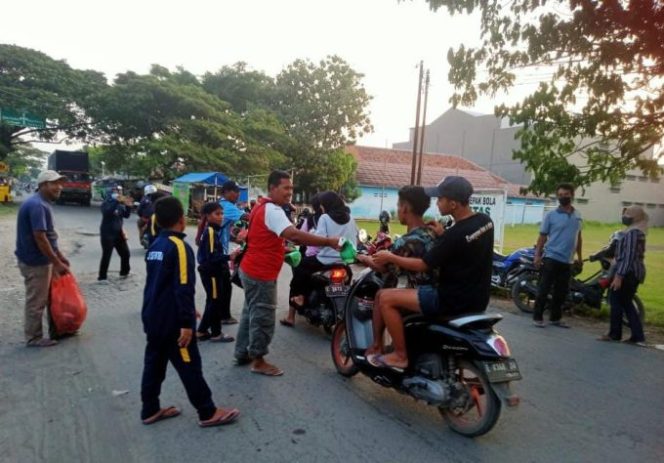 
					Jelang Waktu Berbuka Puasa, SSB CJ Sentra Bagikan Sepaket Nasi Bungkus Untuk Berbuka
