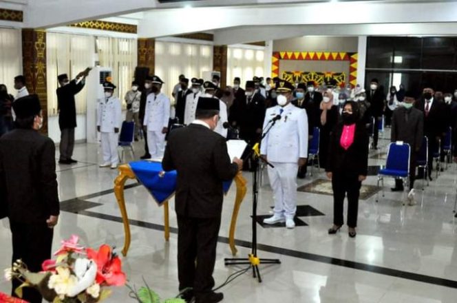 
					Wakili Bupati, Sekda H. Lekok Lantik dan Mengambil Sumpah Jabatan Pejabat Administrator (Eselon III) dan Pejabat Pengawas (Eselon IV)