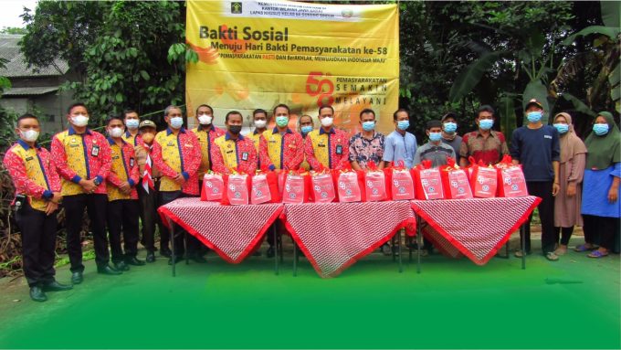 Ket. Foto : Mujiarto, Kepala Lapas Khusus Kelas IIA Gunungsindur melaksanakan Bakti Sosial bertajuk "Dari Pemasyarakatan untuk Indonesia" dalam rangka Hari Bakti Pemasyarakatan (HP) Ke-58