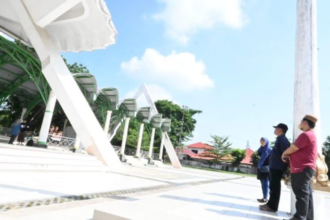 
					Tinjau Penataan dan Pembersihan Alun-alun, Plt Waris: Mari Kita Jaga Kebersihan, Keindahan dan Kenyamanannya