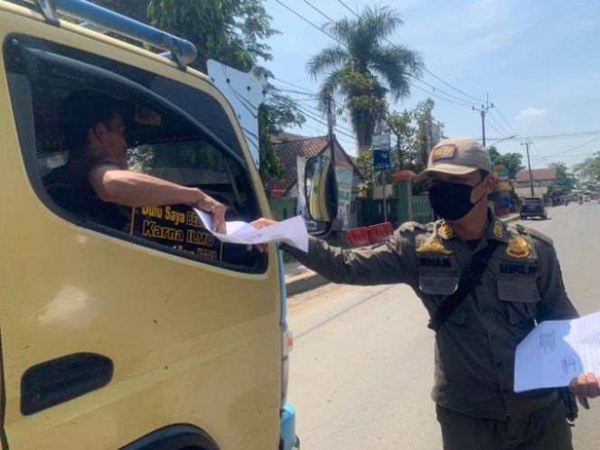 
					Tertibkan Angkutan Tambang Di Jalur Mudik, Petugas Unit Satpol PP Parungpanjang Sosialisasikan Surat Edaran Camat