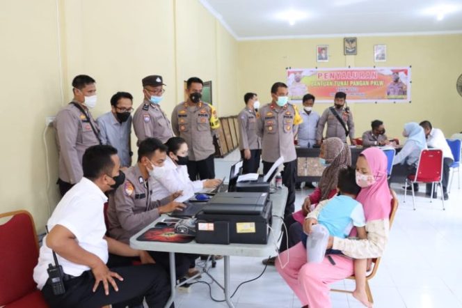 
					Kapolres Tinjau Penyaluran Bantuan Tunai Pangan PKLW Tahun 2022 di Polres Tanjungbalai