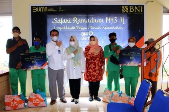 
					TP PKK bersama DWP dan DLH Lampura Bagikan Paket Sembako Kepada Petugas Kebersihan