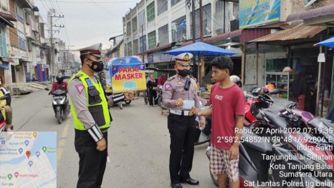 
					Agar Terbiasa Memakai Masker, Satlantas Polres Tanjungbalai Terus Bagikan Masker Ke Warga