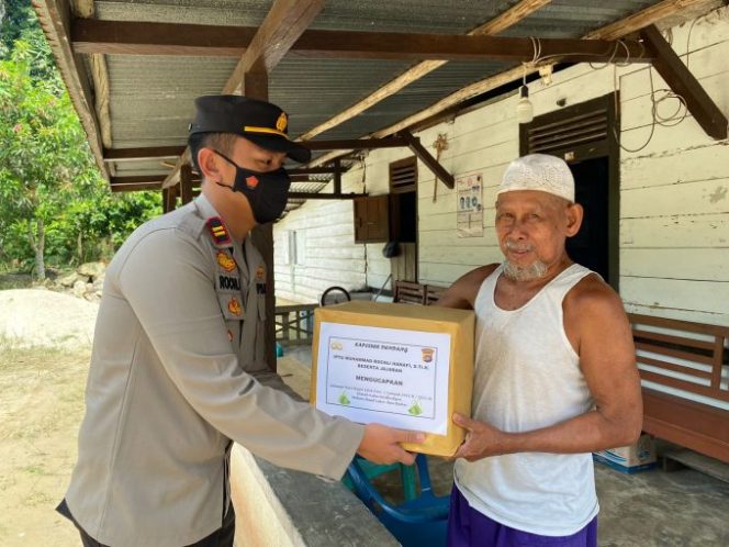 
					Jelang Hari Raya Idul Fitri 1443 H, Polsek Dendang Bagikan Paket Sembako Kepada Warga yang Kurang Mampu