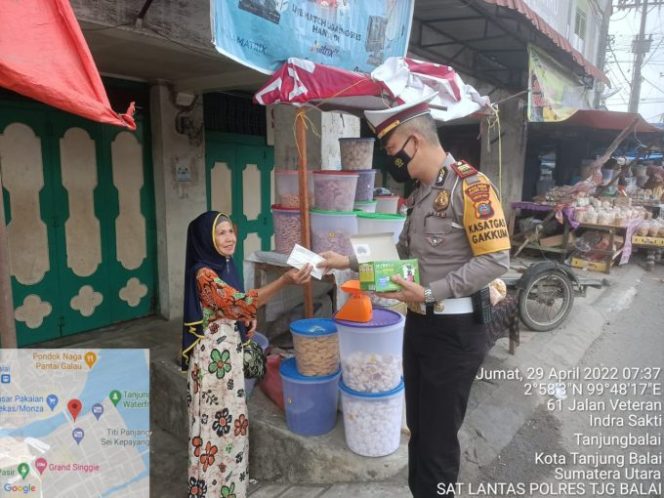 
					Agar Warga Terhindar Covid -19, Satlantas Polres Tanjungbalai Bagikan Masker Gratis